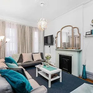 Apartment Cloverleaf - Perfectly Located Near Restaurants, Shops, & Sites